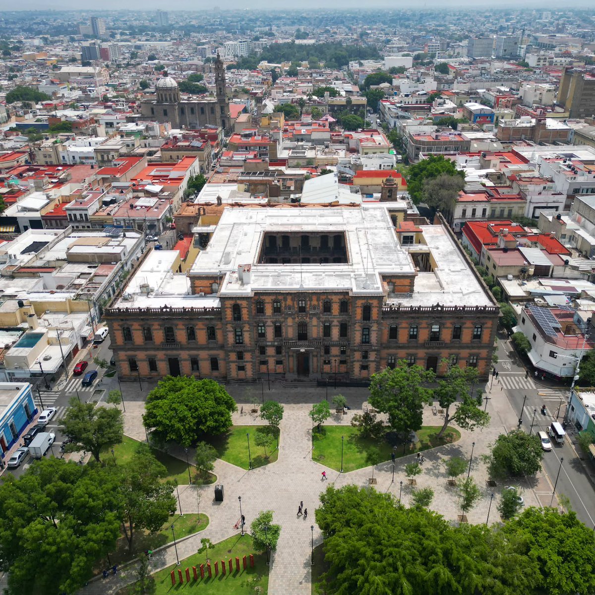drondeando's tweet photo. Edifico Arróniz y el jardín Agustín Rivera en el centro de Guadalajara #drone #dronelife https://t.co/3Hww93nJzd