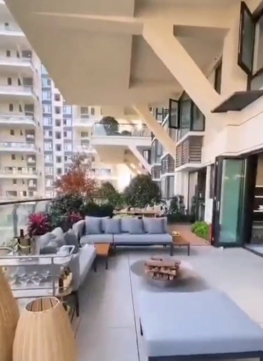 في الصين أصبح دمج الأشجار مع المباني العالية توجّهًا عمرانيًا واضحًا، خاصة في المدن الكبرى.
أشهر مثال هو مشروع Bosco Verticale (الغابة العمودية في نانجينغ)، المستوحى من تجربة إيطالية، حيث تُزرع مئات الأشجار وآلاف النباتات على شرفات الأبراج السكنية.🌎