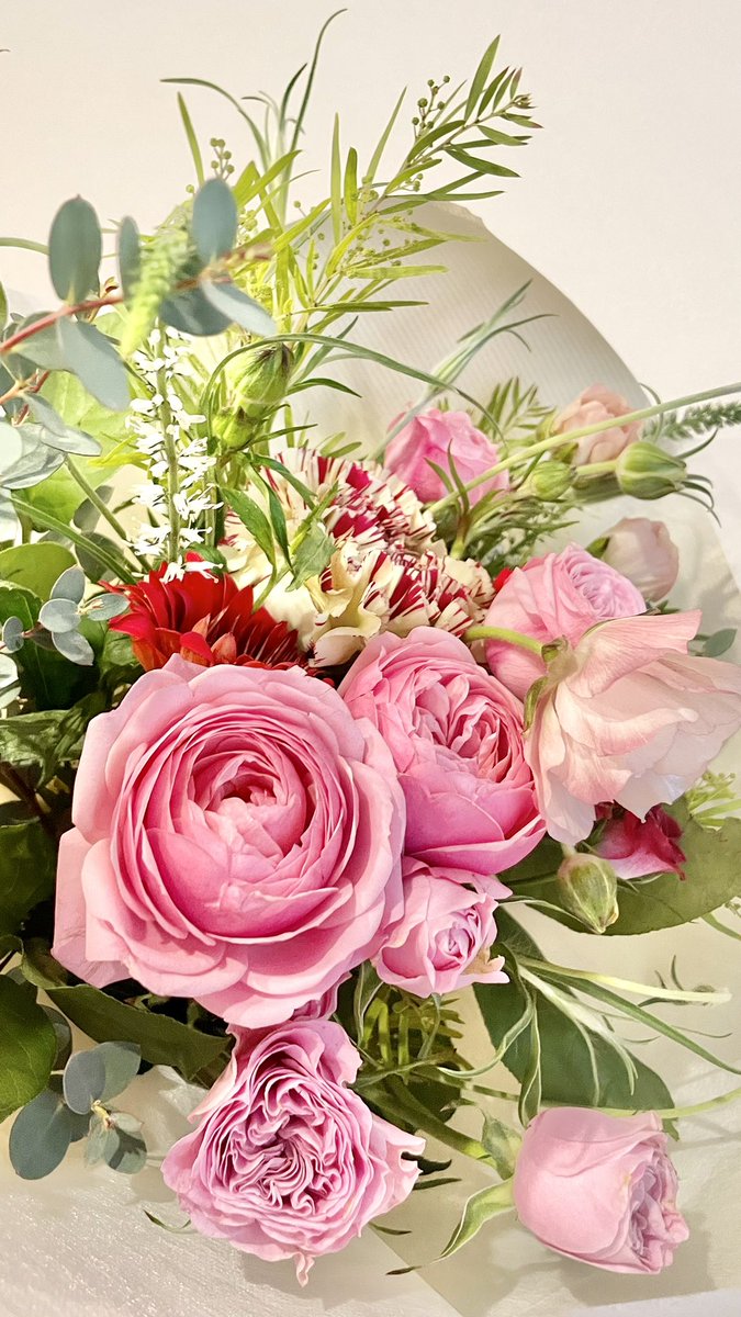 お部屋完成のお祝いに、ブーケをお渡ししました💐やっぱり生花のフレッシュさは特別♪

今回のコーディネートは“赤”がポイント。
可愛らしいものがお好きな住人に合わせてお花屋さんにお願いしたところ、とても喜んでいただけました😊

#インテリアコーディネート #クラシカルな空間 #サロンドユカリ