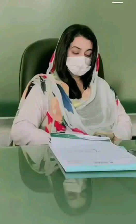 پردہ آنکھوں سے ہٹانے میں بہت دیر لگی
ہمیں دنیا نظر آنے میں بہت دیر لگی

نظر آتا ہے جو ویسا نہیں ہوتا کوئی شخص
خود کو یہ بات بتانے میں بہت دیر لگی

ایک دیوار اٹھائی تھی بڑی عجلت میں
وہی دیوار گرانے میں بہت دیر لگی
#قومی_زبان #Alone_Na