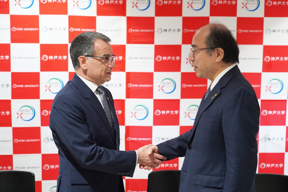 KobeU_Global's tweet photo. The @UW and #KobeU reaffirmed their commitment to collaboration by signing agreements for student exchange and with CoMotion for industry-university collaboration, creating greater opportunities for students and researchers to realize their potential.
https://t.co/ozhAxWGhAD https://t.co/8zI8u1Xjen