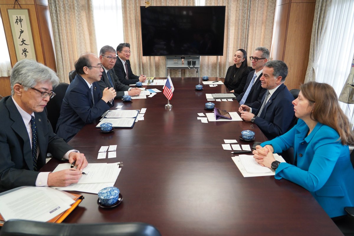 KobeU_Global's tweet photo. The @UW and #KobeU reaffirmed their commitment to collaboration by signing agreements for student exchange and with CoMotion for industry-university collaboration, creating greater opportunities for students and researchers to realize their potential.
https://t.co/ozhAxWGhAD https://t.co/8zI8u1Xjen