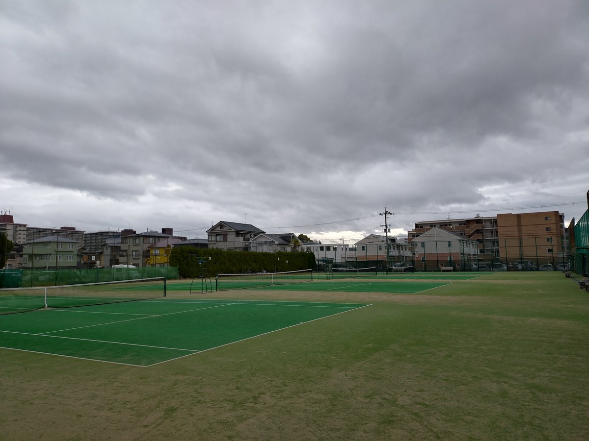 今日は雨☔で午後の🎾は無理かなと思ったけど、僕よりやる気の2人のおかげで貸し切りシングルス練習できた🤣
さすがに最後の1時間はもう無理やろになった😂