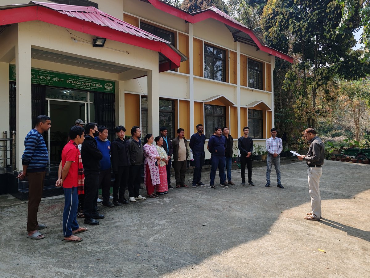 BSI_APRC's tweet photo. All the staff members of @BSI_APRC took the Seva Sankalp resolution of citizen centric Nagrik Devo Bhava and a renewed dedication to the national resolve of ‘Viksit Bharat 2047’ to the scientists and staff. @bsi_moefcc #SevaTeerth #SevaSankalp https://t.co/zuV9oHBF1O