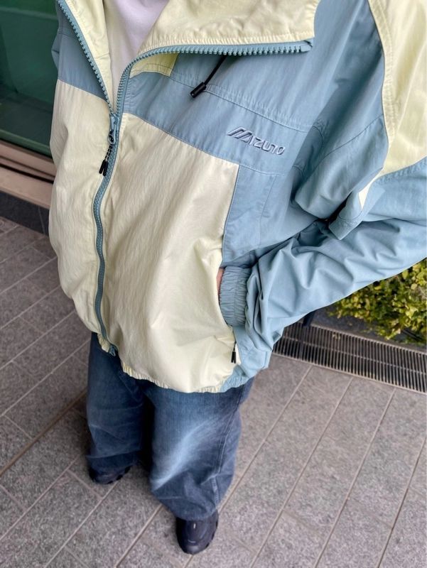 ＼スタッフのおすすめ！／
ウォーターリパレントフーディートラックブルゾン！
春先から着やすいコットンライクなナイロンブルゾンです。
撥水機能を兼ね備えた素材で天候を気にせず着用できます。

jpn.mizuno.com/ec/disp/snap-d…

#スタッフスナップ
#ミズノショップニュウマン高輪