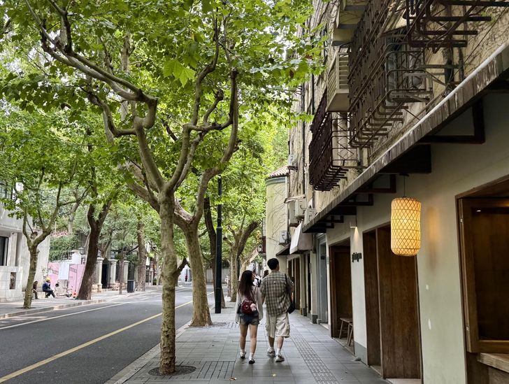 ผมไม่ได้แอนตี้​ความเจริญของเอกชน​ จำนวนห้าง (เพราะนั่นเป็นเรื่องของกลไกตลาด​)​ แต่ผมกำลังตั้งคำถามถึง 'มาตรฐานขั้นต่ำ' ของเมือง เมืองที่พัฒนาแล้ว​อย่างยุโรป/จีน/ญี่ปุ่น​/เกาหลี​ ห้างอาจน้อยกว่าเรา แต่เขามีคุณภาพ​ชีวิต​ที่ดีกว่ามาก​ ​เมืองที่​เจริญ​เขาวัดกันที่คุณภาพชีวิต