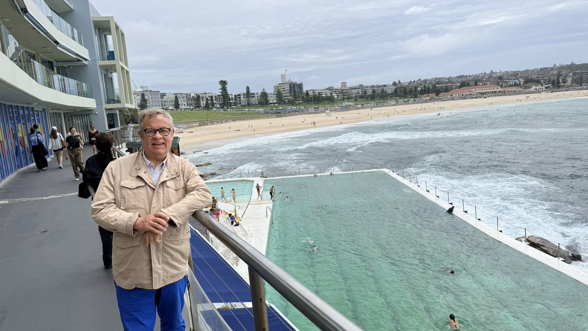 AndrewDowson's tweet image. A quiet day on Bondi Beach, we walked to Bronte Beach and back, paid our respects at the now infamous bridge and then had some sushi 🍣 10k steps. #bondibeach