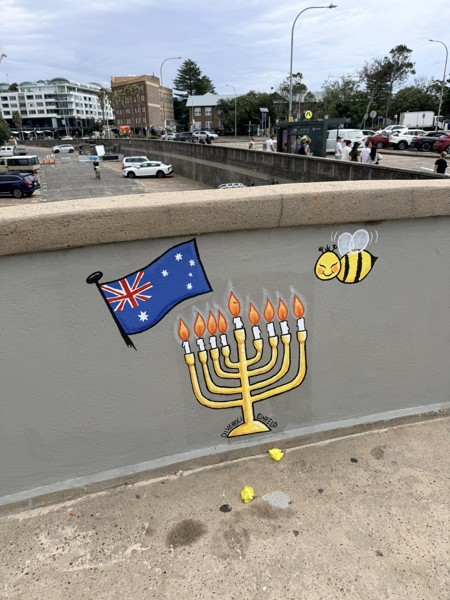 AndrewDowson's tweet image. A quiet day on Bondi Beach, we walked to Bronte Beach and back, paid our respects at the now infamous bridge and then had some sushi 🍣 10k steps. #bondibeach