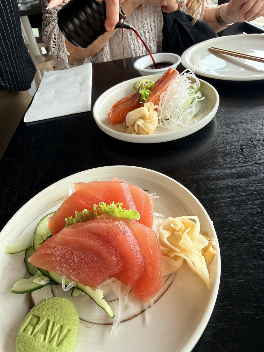 AndrewDowson's tweet image. A quiet day on Bondi Beach, we walked to Bronte Beach and back, paid our respects at the now infamous bridge and then had some sushi 🍣 10k steps. #bondibeach
