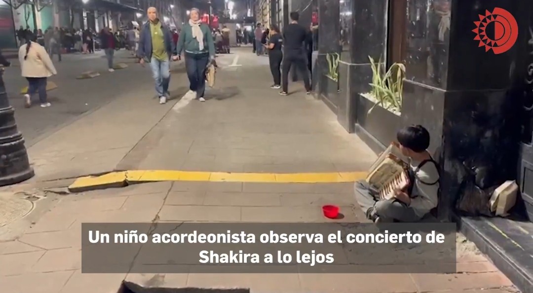 ChaloAranda's tweet photo. @JulietaRamirezP Hubiera invitado a su fiesta a este niño acordeonista de la calle...
No que ¿primero los pobres...? https://t.co/ND9GAFjf8C