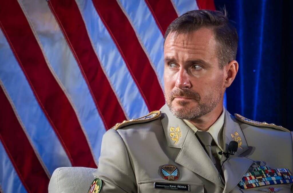 Řehka kritizoval škrty v obraně, Babiš ho sjel na poradě.

"Nikdy, opakuju nikdy, se nesmí opakovat, aby obrana naší země směřovala do trosek a všichni jsme se tvářili, že je to v pořádku, že se nic neděje, a klamali jsme sami sebe i celou společnost."

neovlivni.cz/rehka-kritizov…