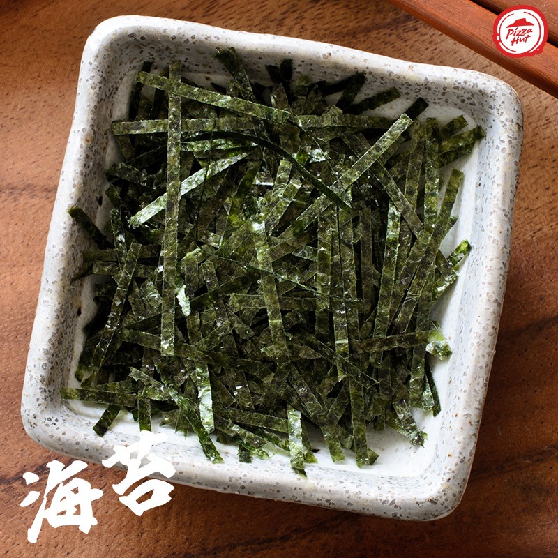 Pizza_Hut_Japan's tweet photo. ／
家系総本山 吉村家監修
横浜家系ラーメンピザ🍜🍕
ピザハットで発売開始🎉
＼
豚骨スープ×鶏油の特製ソース
ジューシーなチャーシュー
ほうれん草、海苔が織りなす味わいは
まさに“家系体験”✨

特製「にんにく酢」で味変も
家系の魂を宿した新しい1枚をぜひ体験ください！
※数量・期間限定