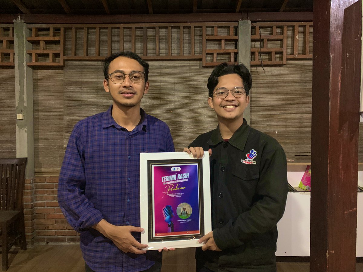 Inilah, salah satu sosok di balik kecermelangan Desa Berjo dlm mengelola dana desanya menjadi program yg bermanfaat bagi masyarakat.

Wahyu Budi Utomo. 
Saat ini, ia menjabat sebagai sekretaris desa. Ia concern mengelola potensi SDM di sana. Melibatkannya dalam setiap program.