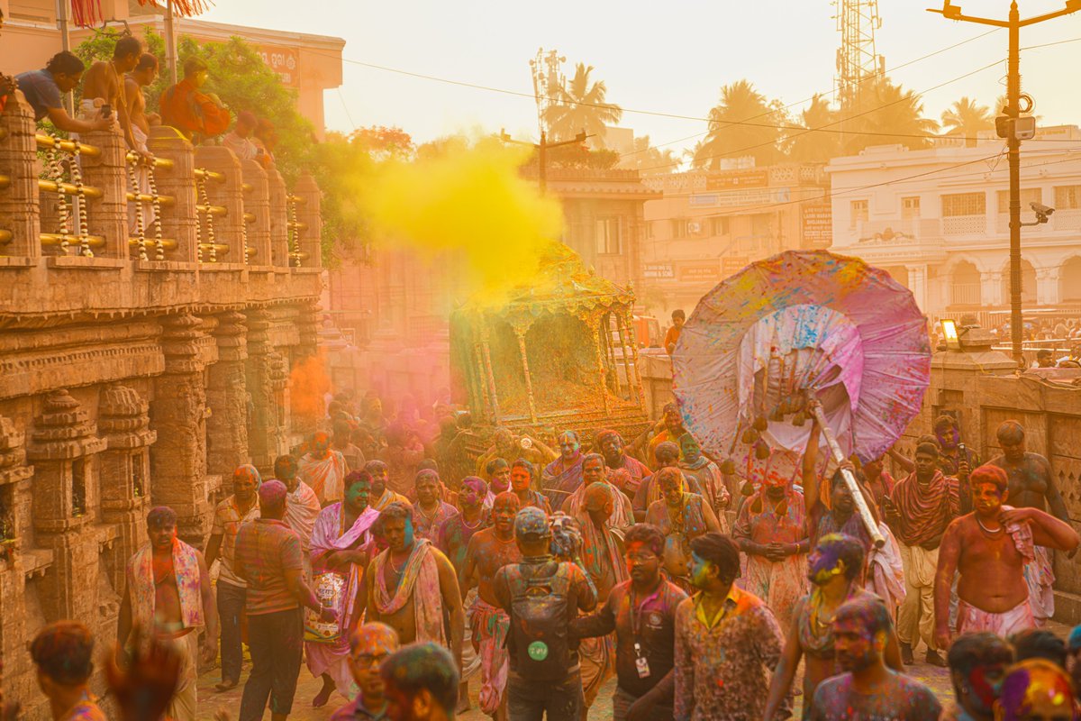 JagannathaDhaam's tweet photo. Dola Jatra is one of the twelve sacred yatras of Mahaprabhu. On the auspicious occasion of 'Dola Purnima' (Falguna Purnima), special rituals are performed at the 'Dolabedi'. As the representative of Mahaprabhu, Shree Dola Govinda, Shree Devi and Bhu Devi proceed in a palanquin to the 'Dolabedi'. At the 'Dolabedi', special rituals are performed along with Bhoga offering, Bandapana and Fagu playing.