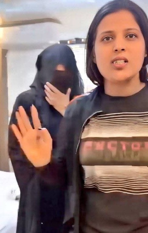 ishita_9529's tweet photo. दिल्ली में पत्नी बुर्के में प्रेमी को सहेली बताकर लाती रही सच जानकर पति को लगा गहरा सदमा।

कलयुगी पत्नी की सच्चाई देखकर पति हुआ बेहोश होश आने पर रोता रहा।

पत्नी बाद में माफी मांग ली आगे से ऐसा नहीं होगा लेकिन रिश्ते की नींव...See more https://t.co/PnNmOt5O8S