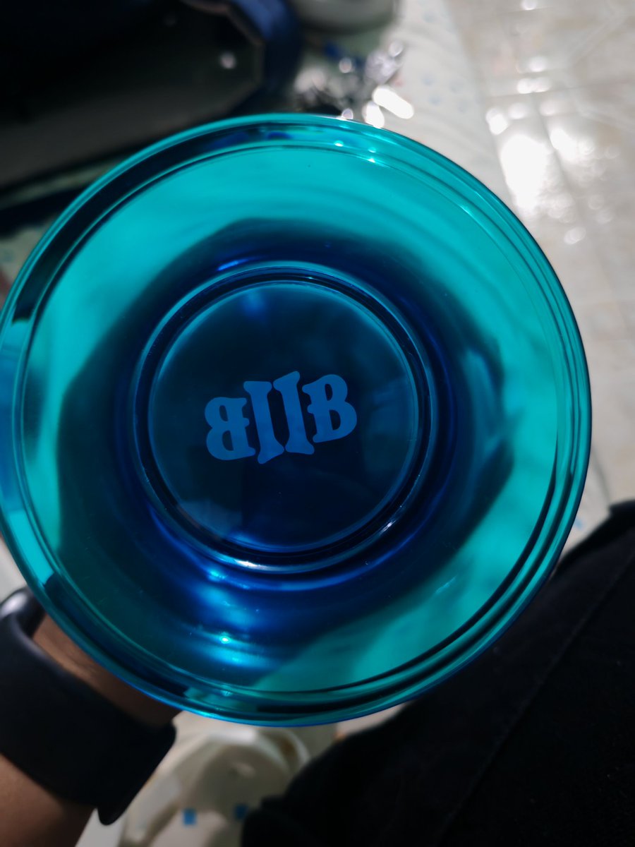 LeslyBtob's tweet photo. Necesito una melody que me confirme si la ligthstick ver.1 tuvo un cambio de logo.
Acabo de comprar la ver.1
Pero tiene este logo.
Pero las que he visto tienen el otro.
Ayudaaa https://t.co/79Irxjj1AR
