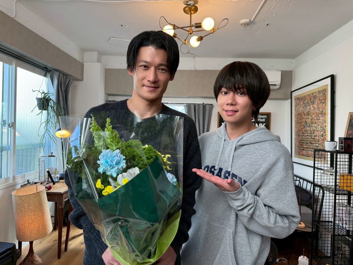 akibalost's tweet photo. #AKIBALOST 最終回まであと6時間30分！
＼クランクアップ写真を公開📸／

高澤雅彦役　淵上泰史さん 🎮
バディ・北山さんと共にクランクアップ✨

シロサワゲームズCEO、本当にお疲れ様でした🙇
2人の絆は永遠に…！！

#淵上泰史
#北山宏光
【最新話まで全話をTVerで配信中】
最終回前まだまだ追いつけます！
https://t.co/A4xKzXLK0q ◀︎選択