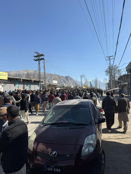 سکردو میں عوام نے کرفیو مسترد کر دیا۔

سکردو آستانہ چونگی کی احتجاج جاری ھے ہزاروں کی تعداد میں عوام احتجاج میں شامل  ہیں۔

#Khamenei #WorldWar3 #Iran #IranIsraelWar #IranWar #الرياض_الان #boycottbonanza #الكويت