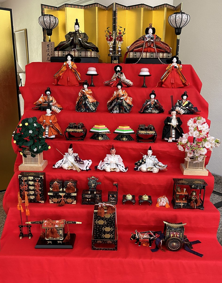 Hinamatsuri (Doll’s Day or Girls’ Day), is a Japanese festival celebrated on 3 March. We displayed Hina dolls at Ambassador's residence, wishing for the health and happiness of girls.
３月３日は雛祭り。女の子の健やかな成長を願って、大使公邸に雛人形を飾りました。
