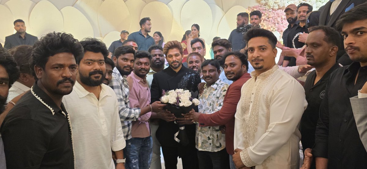 AIAFWAASF's tweet photo. అల్లు శిరీష్ మ్యారేజ్ రిసెప్షన్ లో అల్లు అర్జున్ ఫ్యాన్స్ అసోసియేషన్ తెలంగాణ రాష్ట్ర కమిటీ సభ్యులు కలవడం జరిగింది. https://t.co/zxQyuF76Ao