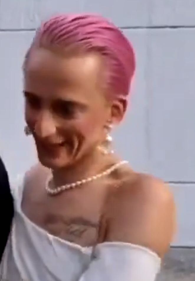 Andreea P tweet media