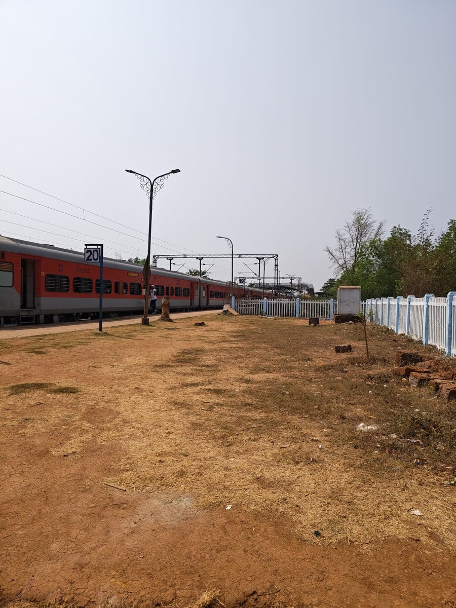 Mahi0154's tweet photo. still no progress on the platform for passengers as the scorching heat and absence of roof making up things worse in this summer
@CMOMaharashtra @mieknathshinde @AshwiniVaishnaw @NiteshNRane @meNeeleshNRane @KonkanRailway

can't we have roofs on the platform ? 
just a question https://t.co/4VBinL2Mov