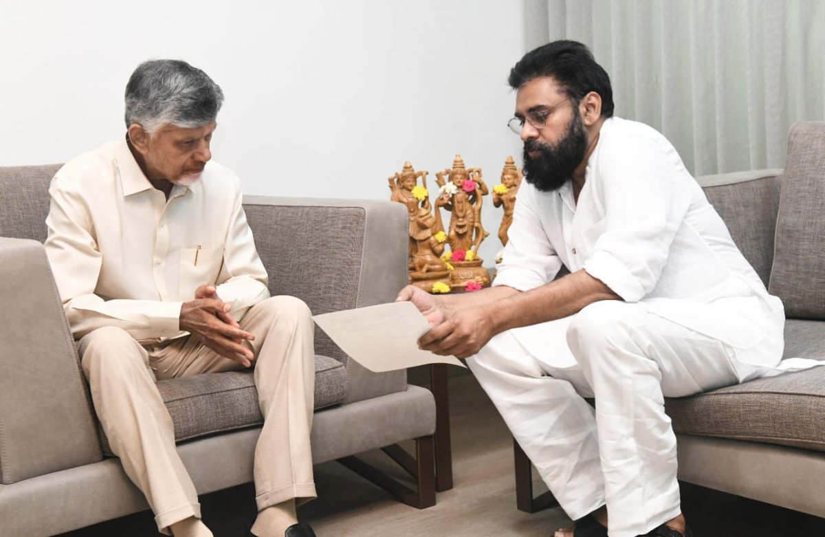 JanaSenaParty's tweet photo. గౌరవ ముఖ్యమంత్రి శ్రీ @ncbn గారి నివాసానికి చేరుకున్న ఉప ముఖ్యమంత్రి శ్రీ @PawanKalyan గారు. 

పంచాయతీరాజ్ గ్రామీణాభివృద్ధి, ఆర్ డబ్ల్యూఎస్, అటవీ శాఖకి సంబంధించిన అంశాలపై చర్చిస్తున్నారు 

•జల్ జీవన్ మిషన్ పనుల పురోగతి, నిధుల వినియోగం, పంచాయతీరాజ్ శాఖ పరిధిలోని రోడ్ల అభివృద్ధి నిధుల కేటాయింపు, నియోజకవర్గాల వారీగా జరిగిన కేటాయింపులు తదితర అంశాలపై చర్చ

• ⁠రాష్ట్రవ్యాప్తంగా వివిధ పంచాయతీల్లో చేపట్టిన మ్యాజిక్ డ్రెయిన్ల పనుల గురించి తెలిపి అన్ని పంచాయతీల్లో ఈ తరహా డ్రెయిన్స్ నిర్మించడం ద్వారా పారిశుధ్య నిర్వహణ పకడ్బందీగా అమలు చేయవచ్చని వివరించారు 

•నీటిపారుదలశాఖ పరిధిలోని డ్రైనేజ్ ల్లో పూడిక తీత అంశాన్ని ప్రస్తావించిన ఉపముఖ్యమంత్రి శ్రీ పవన్ కళ్యాణ్ గారు. వేసవిలో పూడిక తీత పనులు చేపట్టి రైతులు పంటలు వేసేలోపు పనులు పూర్తయ్యేలా చర్యలు తీసుకోవాలని కోరారు.

• ⁠అటవీ శాఖ చేపట్టిన హనుమాన్ ప్రాజెక్ట్ వివరాలను ముఖ్యమంత్రివర్యులకు తెలియజేశారు 

•అసెంబ్లీ సమావేశాలు జరుగుతున్న సమయంలోపై పలు అంశాలపై మాట్లాడుకోవాలని తీసుకున్న నిర్ణయంలో భాగంగా ఈ రోజు ఉండవల్లిలోని ముఖ్యమంత్రి గారి నివాసంలో సమావేశం జరుగుతోంది.