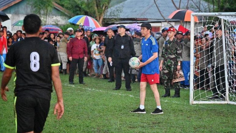 Kiper bertopi bukan hal baru dalam sepakbola.