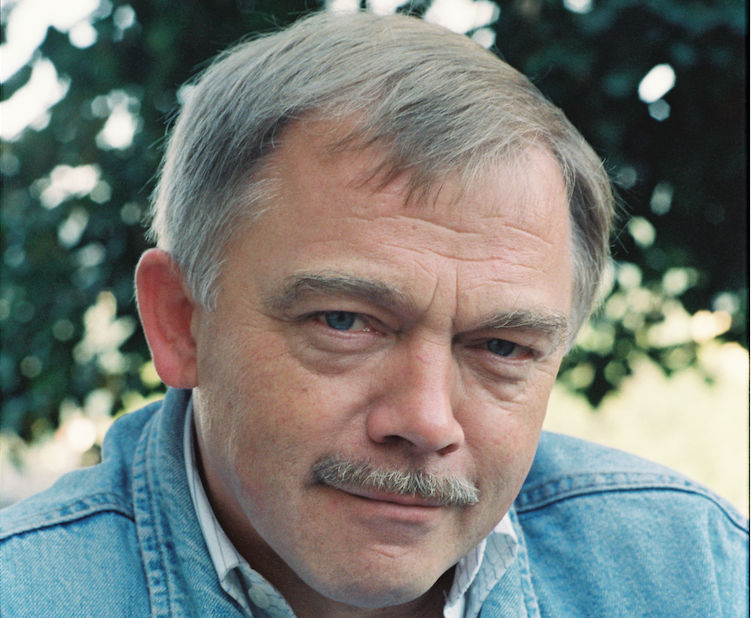 3.března 1994 zemřel v Mnichově v necelých 50 letech písničkář Karel Kryl.
Z  čeho jsem smutný? Z toho, že jsme vsadili na krámy a na prosperitu a zapomněli jsme na Boha, na duši i na to, že máme kulturu, že máme taky rádi krásné věci, které nás odlišují od toho žraní jako stádo.