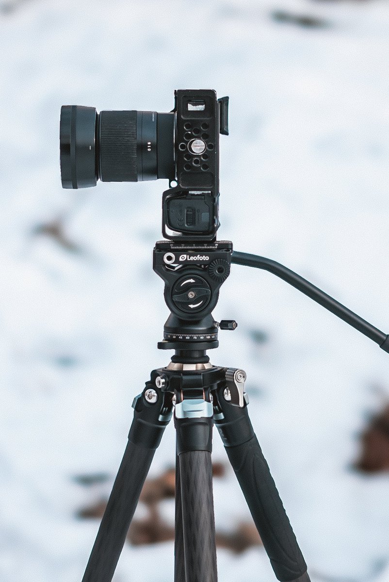 LeofotoZS's tweet photo. Braving the freeze — the Leofoto LV-284C video tripod kit performs flawlessly in extreme cold and snow.

📷 @imsajjadd
Gear: LV-284C + BV-5 (Black)

#Leofoto #WinterShooting #SnowProof #TripodGear https://t.co/t3eBKpJ4AM