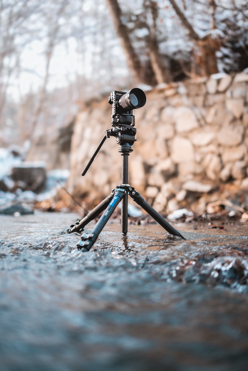 LeofotoZS's tweet photo. Braving the freeze — the Leofoto LV-284C video tripod kit performs flawlessly in extreme cold and snow.

📷 @imsajjadd
Gear: LV-284C + BV-5 (Black)

#Leofoto #WinterShooting #SnowProof #TripodGear https://t.co/t3eBKpJ4AM
