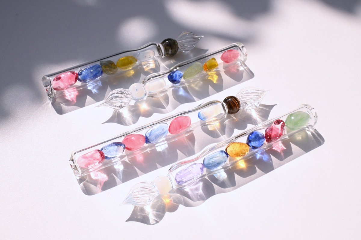 流星を採掘し、光を封じ込めた円筒の軸。 凍れる光を言葉の熱で溶かせ