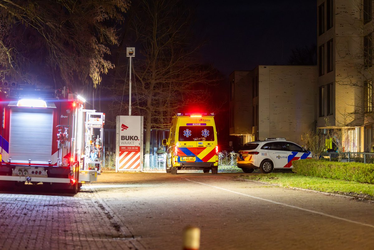 Hulpdiensten redden persoon uit vijver in Beetsterzwaag