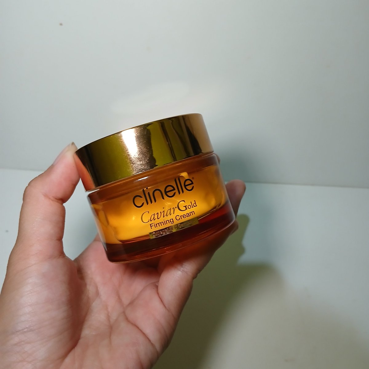 amel_nufus's tweet photo. Udah pake dari lama, BENERAN ngebantu kulit jadi glowing. READY BGT buat LEBARAN.

Clinelle CaviarGold Firming Cream ini mengandung Caviar dan 24k Gold extract. Bikin lembab dan glowing. Make up juga makin nempel pake moist ini. https://t.co/UAbjhCa53Y