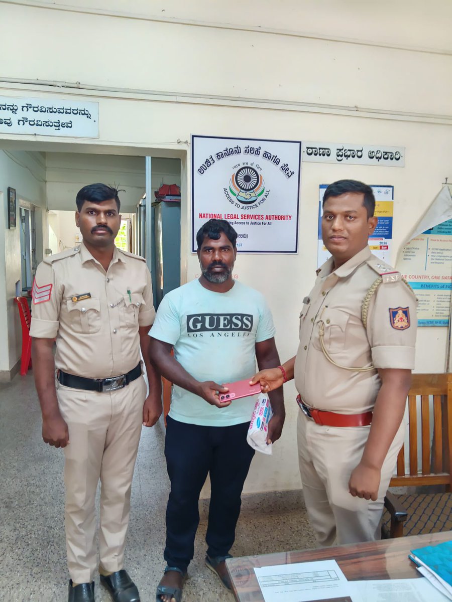 ಈ ಹಿಂದೆ ಮಂಗಳೂರು ದಕ್ಷಿಣ ಪೊಲೀಸ್ ಠಾಣೆಯ ವ್ಯಾಪ್ತಿಯಲ್ಲಿ ಕಳೆದ ಹೋದ ಮೊಬೈಲ್ ಪೋನ್ ಅನ್ನು CEIR  Portal  ಮುಖಾಂತರ ಪತ್ತೆ ಮಾಡಿ ಪೊಲೀಸ್ ಉಪ ನೀರಿಕ್ಷಕರು ರವರು ವಾರಸ್ಸುದಾರರಿಗೆ ನೀಡಿದರು.