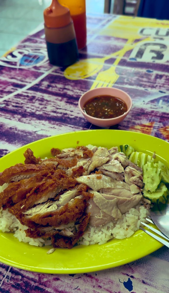 MrMu555999's tweet photo. カオマンガイ（ミックス）
量が多くて、美味くて50バーツ！

ข้าวมันไก่ผสม จานใหญ่ อร่อยมาก 50 บาท！ https://t.co/qqjn54s8bj