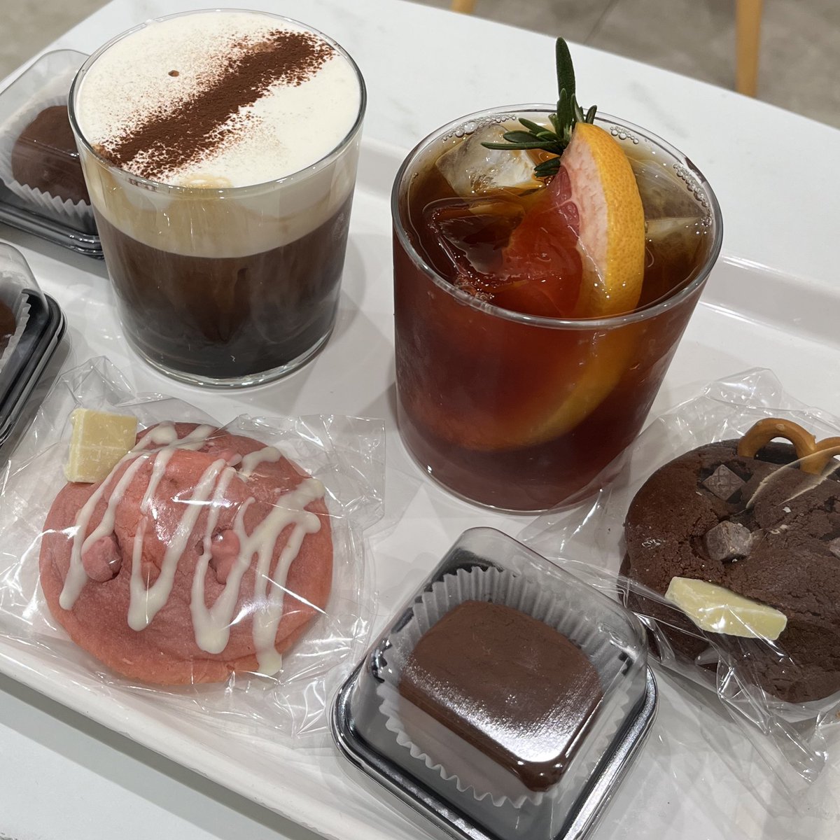 chi_uuuuu's tweet photo. トリュフベーカリー ドバイチョコパン
cafe guum ドバイチョンドゥククッキー https://t.co/eAVo7Pm9dd