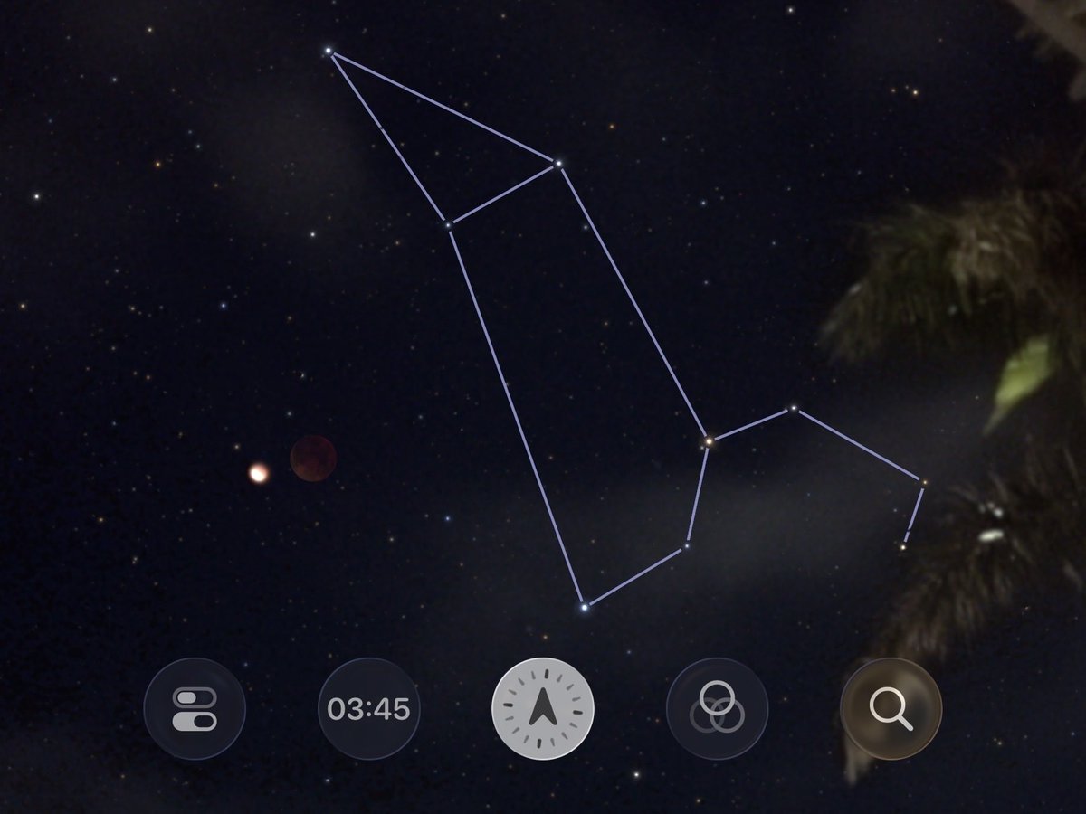 joelpollak's tweet image. Lunar eclipse in Leo, from #santamonica. Constellation lines drawn by #skyguide app from ⁦@FifthStarLabs⁩