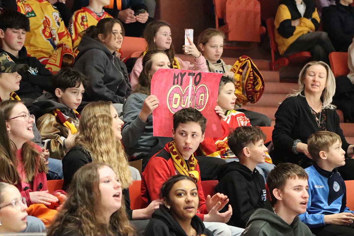 V Jihlavě padl divácký rekord na hokejové extralize juniorů, na polední zápas Dukly s Kometou dorazilo 5751 diváků, především žáků ZŠ. O 19 lidí tak padlo divácké maximum soutěže, které v listopadu stanovily Pardubice.

📷Deník/Tomáš Pohanka