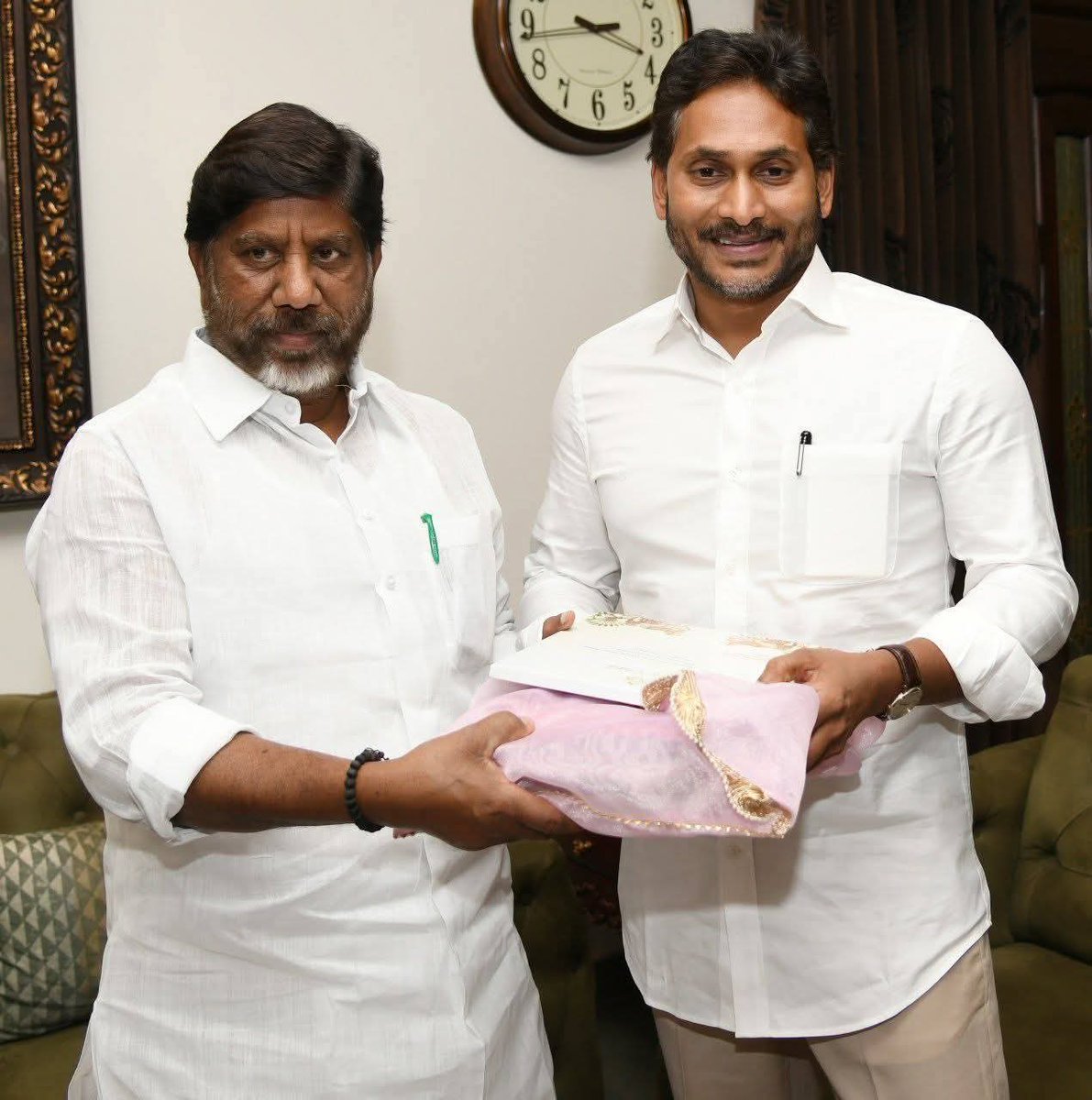 YSJ2024CM's tweet photo. YS జగన్‌( @ysjagan )గారిని కలిసిన తెలంగాణ డిప్యూటీ సీఎం మల్లు భట్టి విక్రమార్క( @Bhatti_Mallu ) గారు..

కుమారుడి వివాహ ఆహ్వాన పత్రిక అందజేత.. ❤️😍

@YSRCParty 
#Telangana https://t.co/JvzAjpM0gd