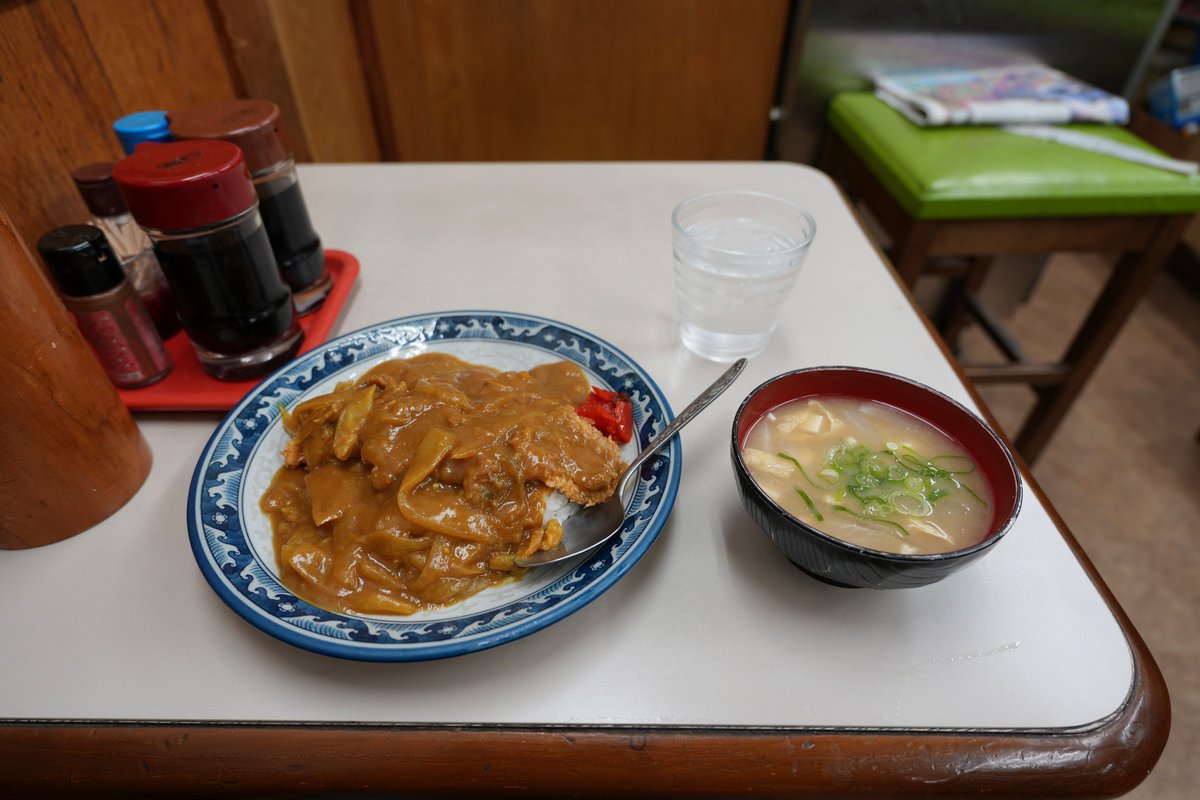 nori7770's tweet photo. 深夜の食堂で鯨カツカレー https://t.co/VOBFetlSnx