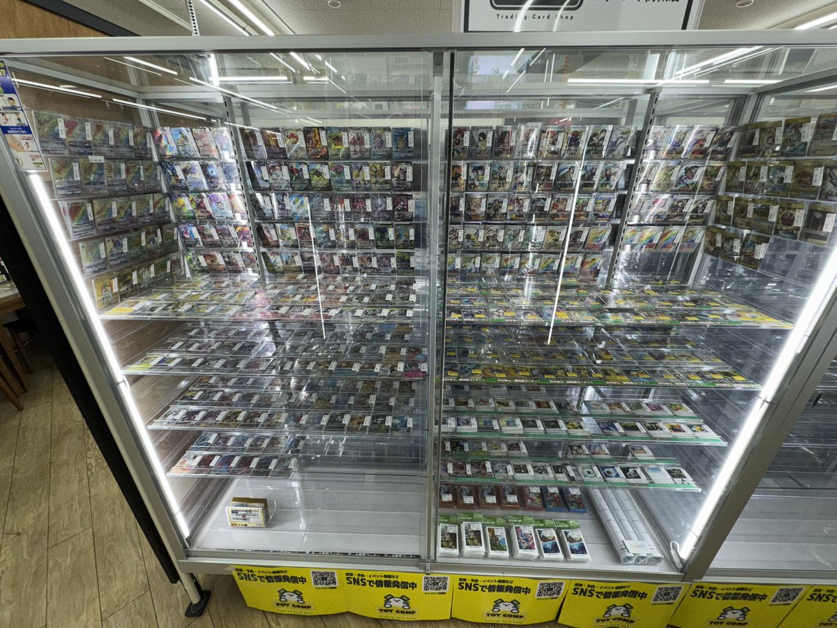 ポケカのエクストラ分類のカードが階段近くのショーケースにお引越し