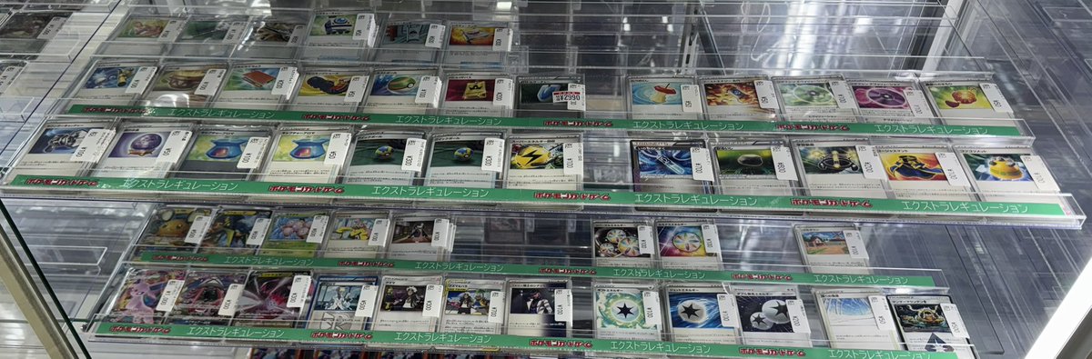 ポケカのエクストラ分類のカードが階段近くのショーケースにお引越し