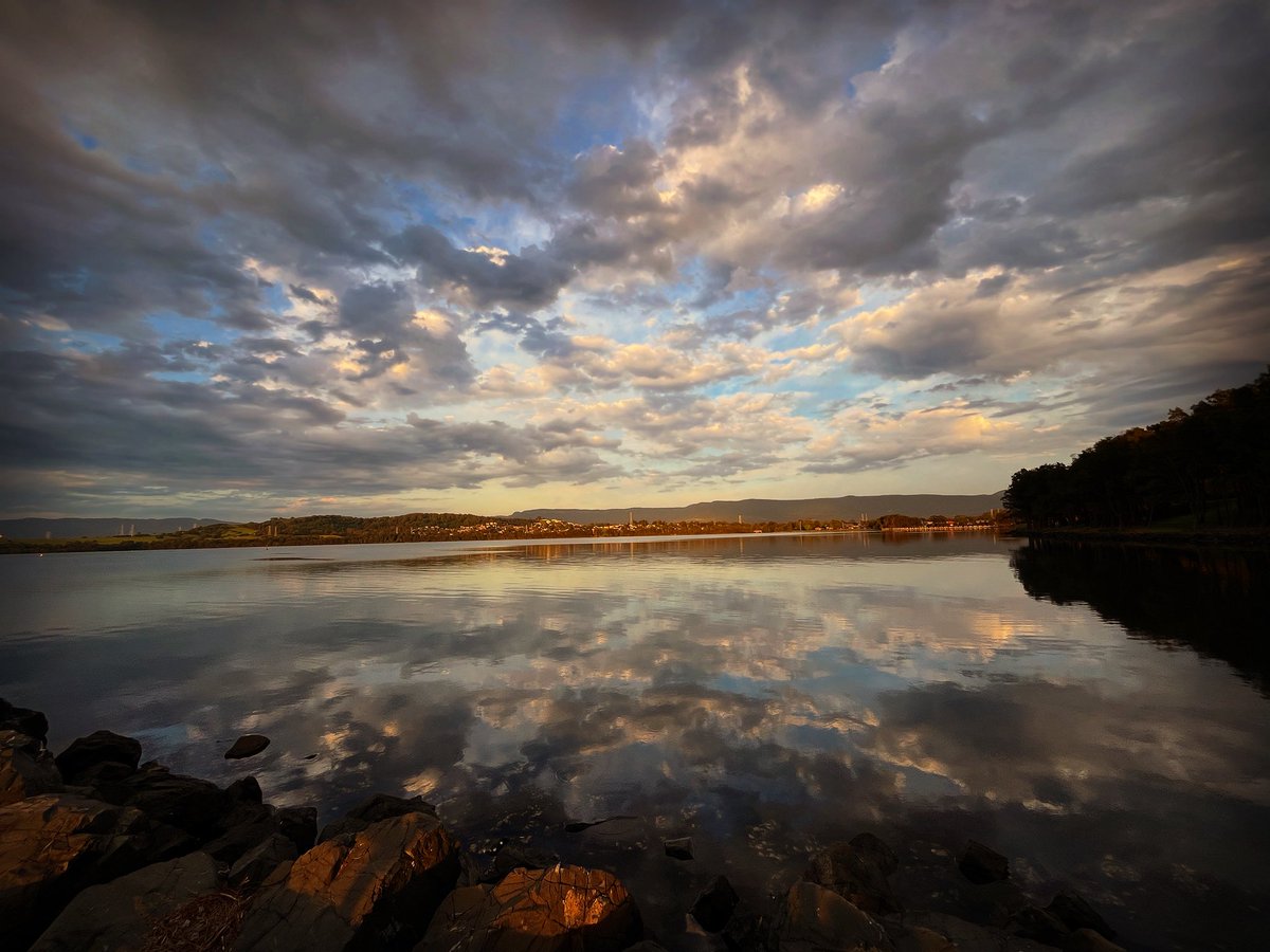 Subject matter.

#sunrise #LakeIllawarra #Wollongong