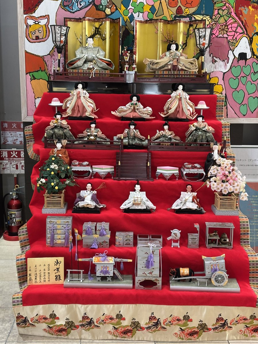 映画のあとは 博多陶器市に行ってきたよ😀 陶器で出来たお雛様があった