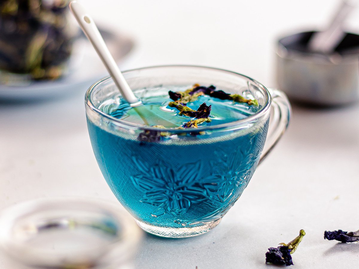 Shrishansiva's tweet image. Discover the magic of Blue Tea 

🌸💙 Rich in antioxidants
 ✨ Boosts brain function 🧠
Supports glowing skin &amp;amp; hair 💇‍♀️✨

Helps manage blood sugar + reduces stress 😌

Bonus: turns purple with lemon! 🟣

Sip the blue goodness!

#BlueTea #ButterflyPeaTea #HealthyDrinks