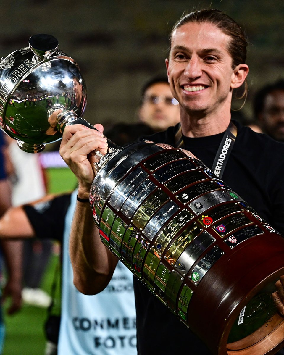 Filipe Luís has been sacked by Flamengo after two recent cup final defeats, per multiple reports.

That's despite winning the Copa Libertadores and Brasileiro Série A in 2025—and winning 8-0 on Monday 🤯