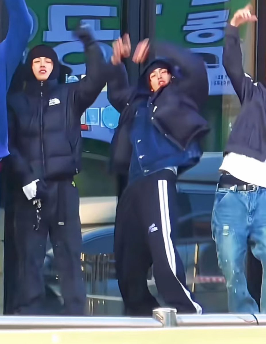 เคยคิดว่าหน้าตาอันออมก็แยกออกอยู่ แต่รูปนี้คือทำไมคนซ้ายน้องออม คนขวาก็น้องออมหนิ5555555555555555555555