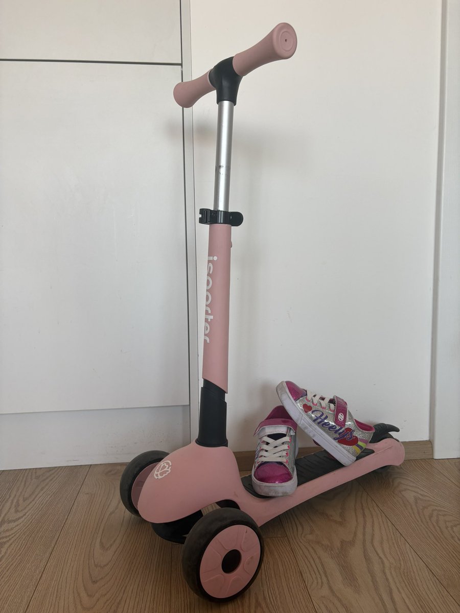 Za kafe daruji ☺️ Sdílejte a uděláme někomu radost. Svítící koloběžka s nastavitelnou rukojetí a boty Heelys s kolečky velikost 30 třikrát vyzkoušené. Doporučuji pro tak šestiletou holčičku. Brno a okolí.