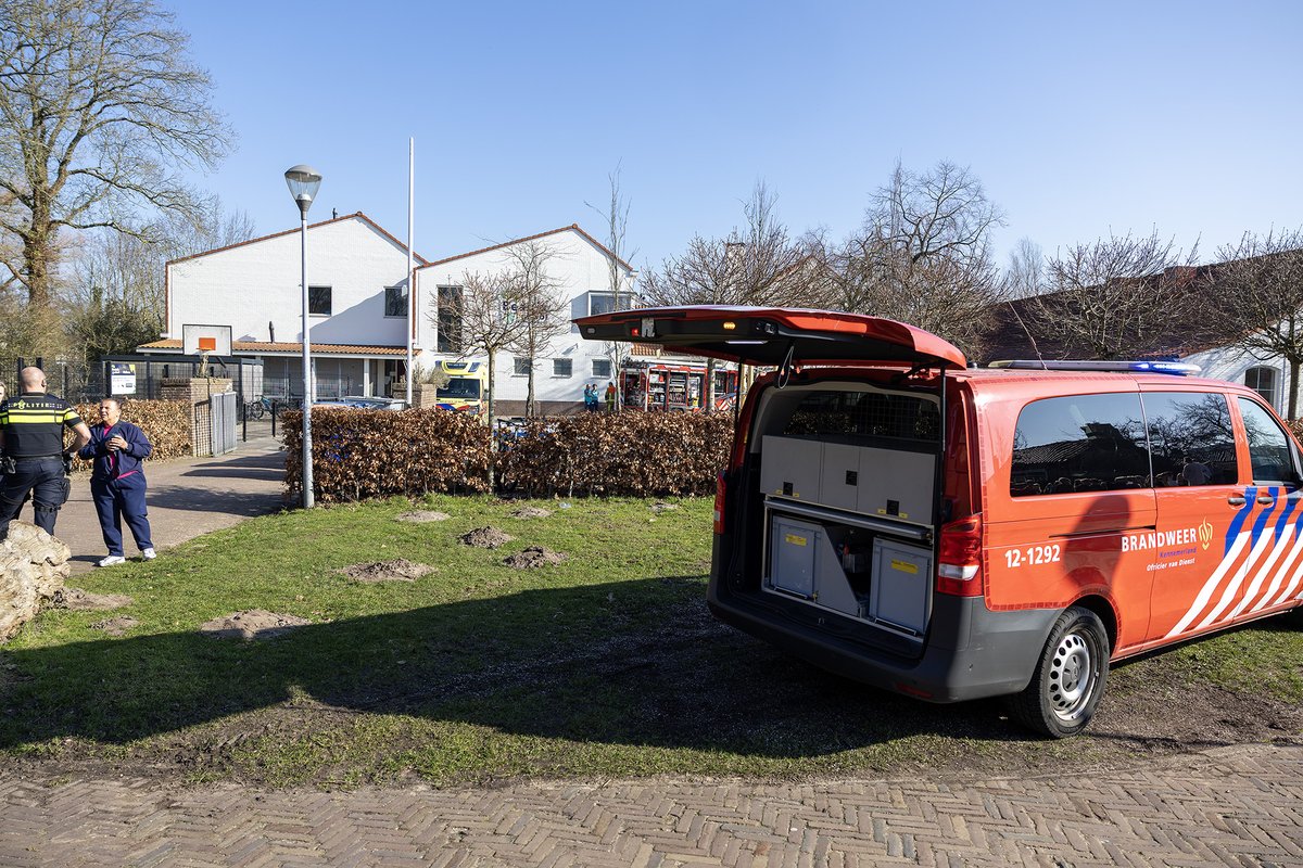 mvbergen's tweet photo. Brandmelding bij #Beatrixschool aan het #Blinkerpad in #Haarlem blijkt gelukkig loos alarm, agenten krijgen een highfive van de leerlingen die weer de school in mogen. https://t.co/ifV04Cn1f7